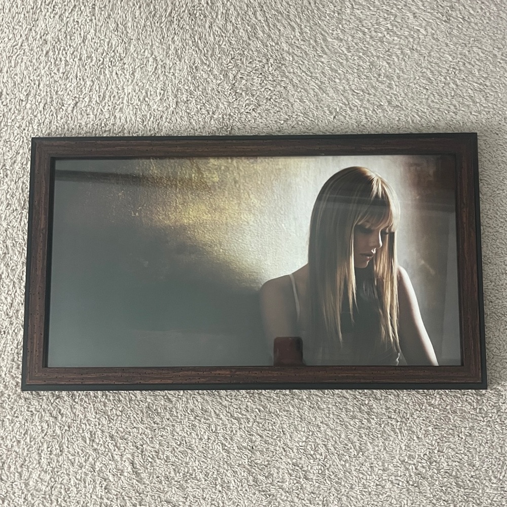 FRAMED TAYLOR SWIFT LITHOGRAPH